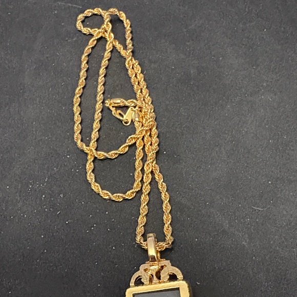 Elegant Gold Colour Signed Edger Berebi Cameo Pendant Necklace (Rare And Unique) - Picture 8 of 13